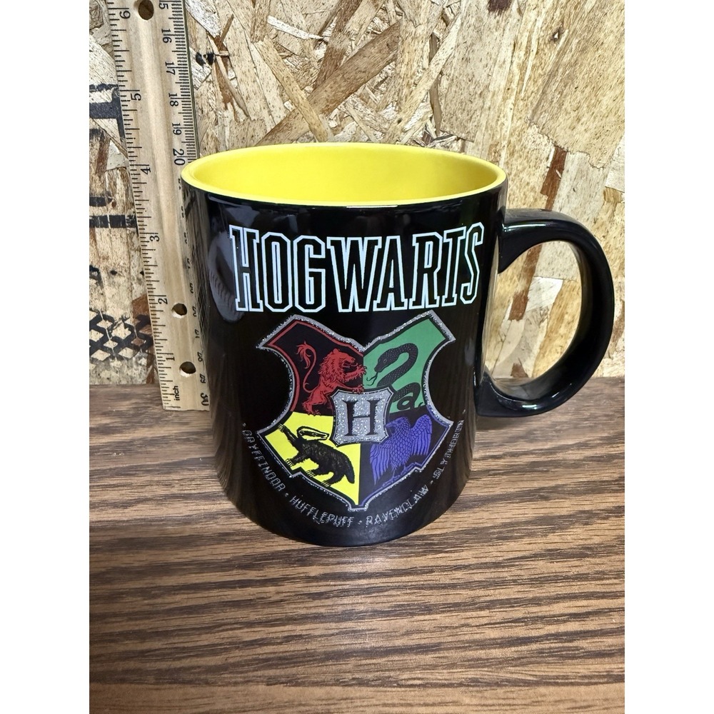 Harry Potter Hogwarts Crest 20 oz Mug Silver Buffalo Black Yellow Glitter